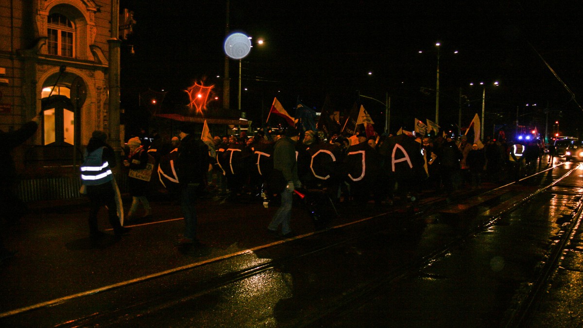 "Wolne sądy, wolna Polska", "Solidarność naszą siłą", "Konstytucja" - to niektóre z haseł skandowanych podczas dzisiejszej manifestacji w Gdańsku. Wzięło w niej udział około 200 osób. Również i w Gdyni odbył się protest.