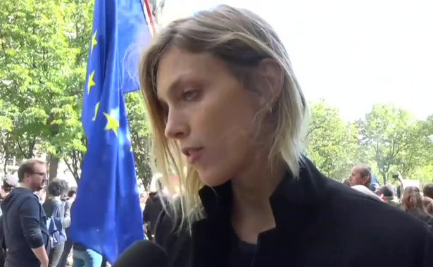 Anja Rubik pojawiła się na "czarnym proteście" przed ambasadą RP w Paryżu