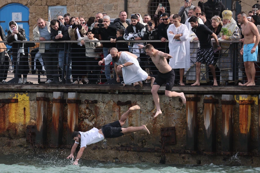 Hrišćanski vernici iz grčke pravoslavne crkve Arhangela Mihaila skaču u vodu kako bi izvukli krst iz Sredozemnog mora tokom obeležavanja Bogojavljanja u Staroj luci Jafa u Tel Avivu, Izrael, 19. januara 2026. | Foto: ABIR SULTAN/EPA/Shutterstock