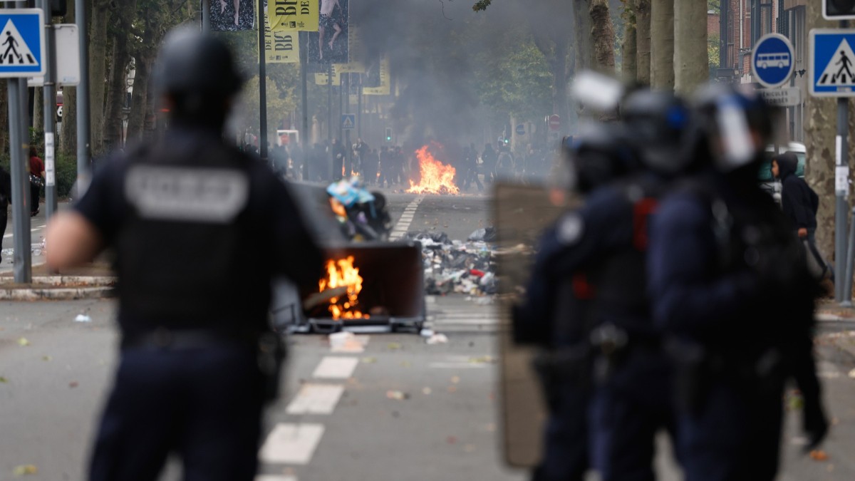 Mâna unui adolescent, spulberată de o grenadă, în Franța A treia săptămână de proteste ale elevilor împotriva subfinanțării școlilor