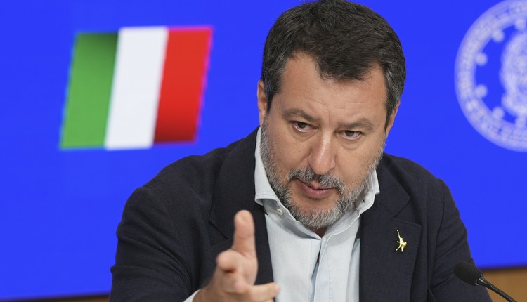 Salvini do Macrona: Załóż hełm, kamizelkę, weź karabin i jedź sobie do Ukrainy