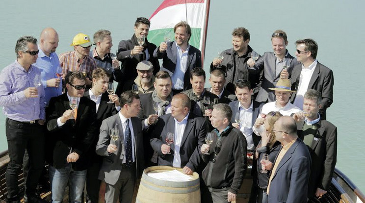 2004-ben, amikor megalakult a Balatoni Kör. A képen az alapító borászok és vendéglősök a Kelén hajón / Fotó: MTI Balatoni Kör