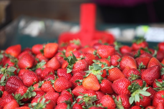 Truskawki na ryneczku w Gorzowie kosztują 25 złotych za kilogram!