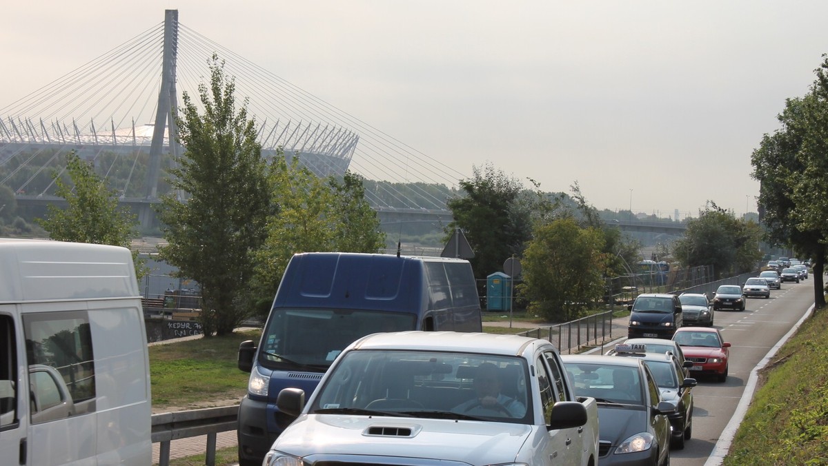 Już ponad 730 przypadków przekroczenia dozwolonej prędkości odnotowali strażnicy miejscy na bulwarach wiślanych, którymi prowadzi objazd zamkniętego tunelu Wisłostrady. Kierowcy wciąż jeżdżą tędy zdecydowanie za szybko, co jest niebezpieczne dla setek spacerowiczów w tym rejonie.