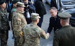 "Żołnierze patrzą przez lornetkę z odległości 30 cm". Prezydent Duda odwiedził strefę zdemilitaryzowaną