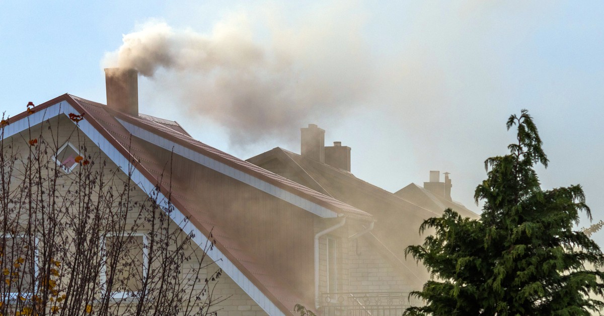 Dwuletnie wykluczenie z Czystego Powietrza dla nieuczciwych producentów kotłów na pellet. „Kara surowa i zniechęcająca”