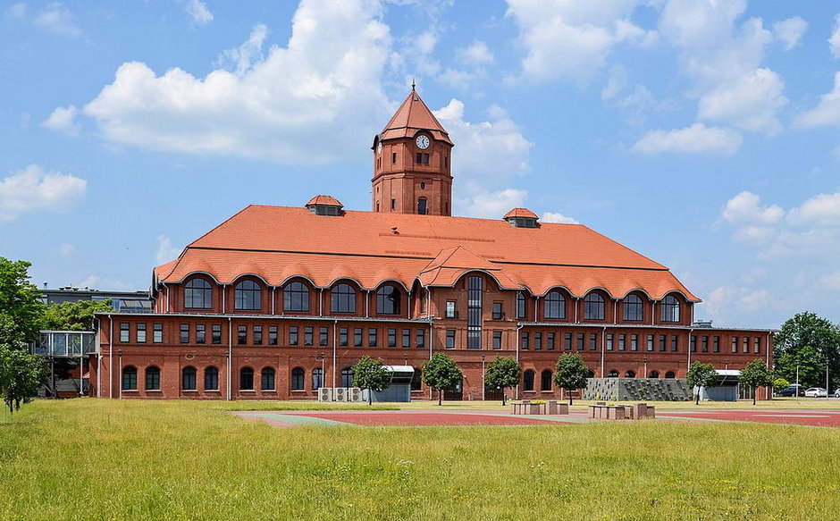 Odrestaurowany budynek cechowni jako część projektu rewitalizacji KWK W Gliwicach