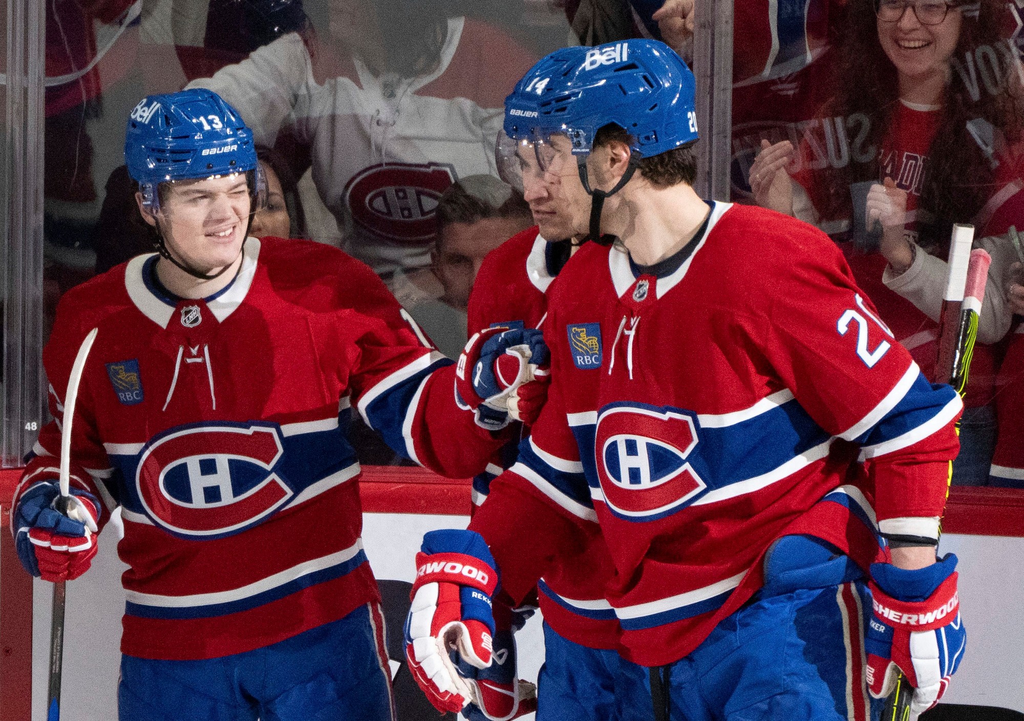 Hokejisti Montrealu Canadiens Cole Caufield, Nick Suzuki a Juraj Slafkovský. 