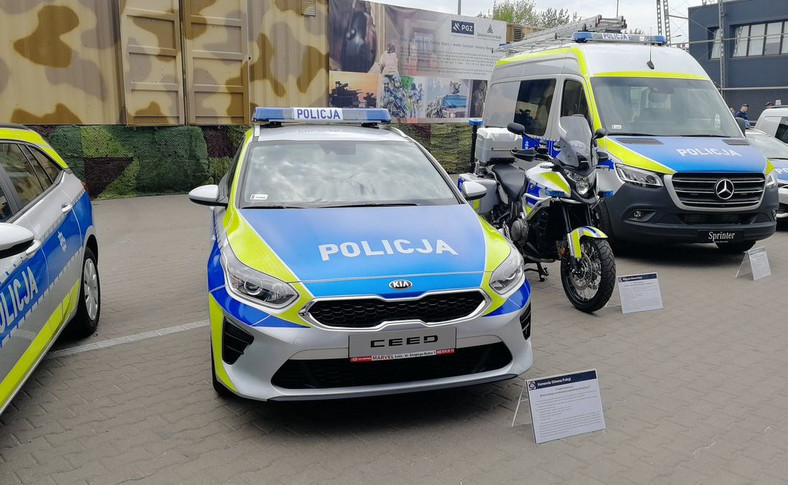 Policja - nowe oznakowanie radiowozów i motocykli