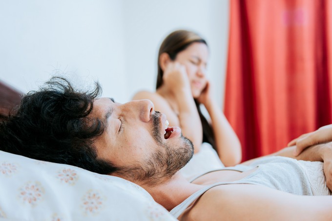 Horkolástól hangos éjjel a háló? 4 módszer, ami beválhat
