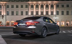 Toyota Camry 2023 ostro tanieje. Nie tylko cena zaskoczy