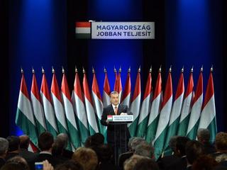 orban w tle węgierskie flagi 