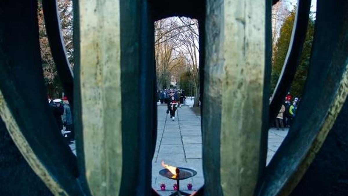 W Kołobrzegu trwają obchody 68. rocznicy walk o miasto. W sobotę o godz. 17, na Cmentarzu Wojennym odbyło się Zgromadzenie Patriotyczne z modlitwą ekumeniczną, apelem poległych i uroczystym składaniem kwiatów pod miejscami pamięci.