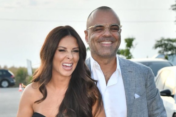 SVE JE U ZNAKU DINOSAURUSA! Ana Sević i Daniel napravili sinu Simeonu rođendan iz snova: Pevačica pozvala i koleginice - poziraju i ne skidaju osmeh sa lica