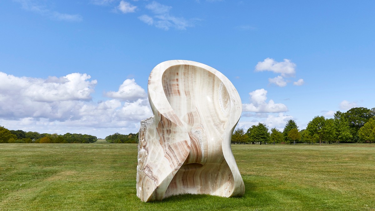 Eight Eight (2004), Anish Kapoor, irański onyks, 281 x 195 x 146 cm