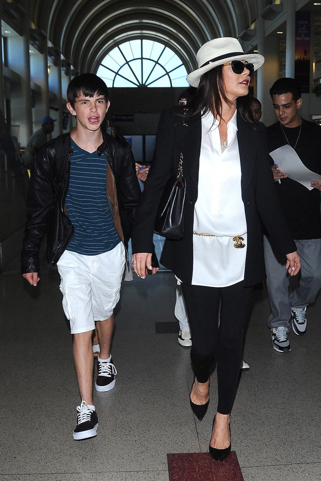 Michael Douglas i Catherine Zeta-Jones z dziećmi na lotnisku