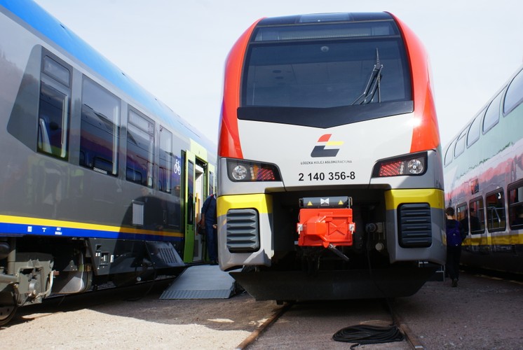 Także Flirta, ale w wersji aglomeracyjnej, zamówiła Łódzka Kolej Aglomeracyjna. Montaż końcowy 20 Flirtów dla ŁKA miał miejsce w fabryce w Siedlcach. Każdy pomieści 254 pasażerów, z tego 120 na miejscach siedzących. <br><br>Kontrakt dla ŁKA to jeden z nielicznych od lat przetargów na tabor pasażerski w Polsce, w którym nie wygrali polscy producenci: Pesa i Newag. Stało się tak, bo  w przetargu dużo punktów można było uzyskać za 15-letnie utrzymanie składów i parametry techniczne. Łączna wartość zamówienia to ponad pół miliarda złotych.