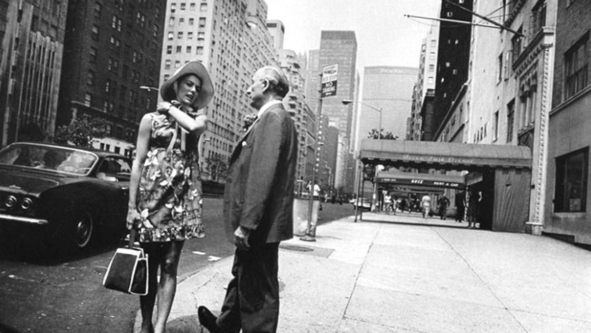 Wybitny fotograf Garry Winogrand dokumentował codzienne życie Amerykanów. Zmarł nagle w 1984 roku, zostawiając tysiące niewywołanych rolek filmu. Na długo oczekiwanej retrospektywie zaprezentowanych zostanie blisko sto niepokazywanych dotąd zdjęć.