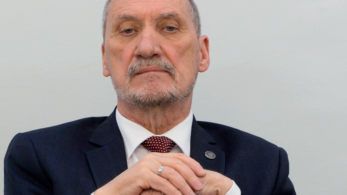 - Wierzę, że TVP wkrótce opublikuje raport techniczny ws. katastrofy smoleńskiej - mówi Antoni Macierewicz. - Nie było [relacji z prezentacji raportu - red.] w telewizji publicznej (...) oczywiście nasi wrogowie (...) przyjęli to z radością - podkreślił w trakcie wywiadu w Radiu Maryja.