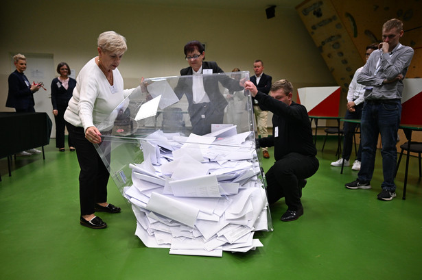 Według danych z 28,23 proc. obwodów: frekwencja w referendum wyniosła 43,53 proc.