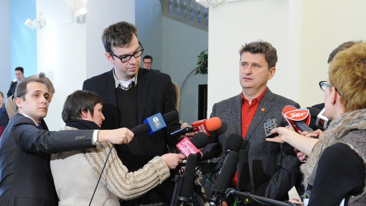 Janusz Palikot mówi w wywiadzie dla "Przekroju" o swoich planach zjednoczenia lewicy. Polityk zaznaczył że chciałby, aby w skład nowej lewicowej unii weszło także SLD, ale nie za wszelką cenę. Jego zdaniem należy obciążyć Sojusz odpowiedzialnością za wysłanie polskich żołnierzy do Iraku i Afganistanu. - Dla mnie jest szokiem, że wysyłamy ludzi na śmierć i nie podejmujemy żadnego wysiłku, by polskie państwo miało w tym jakiś realny interes - dodaje poseł.