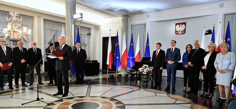 Burza po tym, jak Huebner i Arłukowicz nie podali ręki premierowi. Ochojska: Też bym tego nie zrobiła