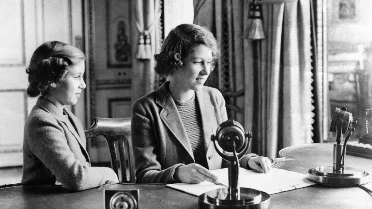 Księżniczki Elżbieta (z prawej) i Małgorzata w czasie transmisji radiowej z pałacu Buckingham, 1940 r.