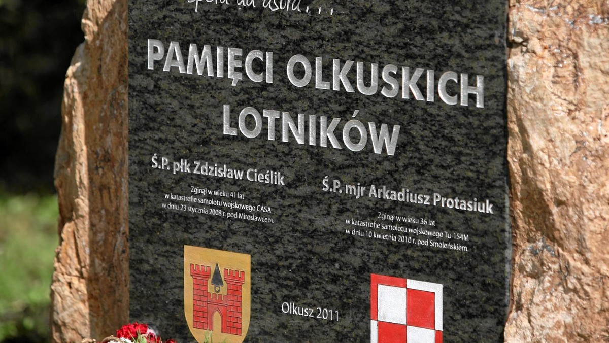 - Nawet pani nie wie, jak bardzo mnie to cieszy, że wreszcie oficjalnie zaprzeczono dotychczasowym kłamstwom - mówi w rozmowie z Martą Ziarnik z "Naszego Dziennika" Władysław Protasiuk, ojciec mjr. Arkadiusza Protasiuka, pilota prezydenckiego Tu-154M, który zginął w katastrofie smoleńskiej. Dodaje też, że jako ojcu "krwawiło mu serce", kiedy słyszał kłamstwa wysuwane pod adresem jego syna i pozostałych członków załogi prezydenckiego samolotu.