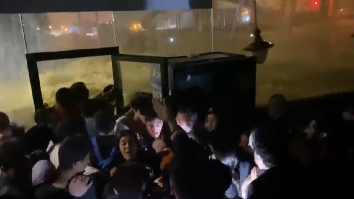Chwile grozy w Stambule. Ulewa i ludzie uwięzieni w bibliotece [WIDEO]
