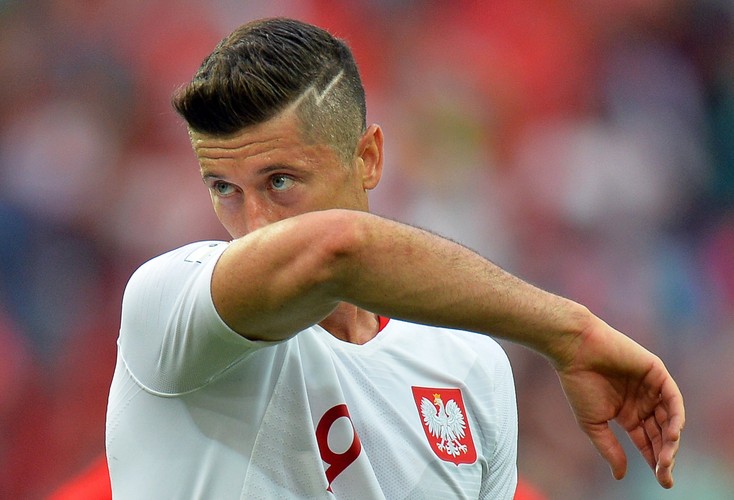 Kapitan reprezentacji Polski Robert Lewandowski (L) z żoną Anną (P) po meczu z Senegalem