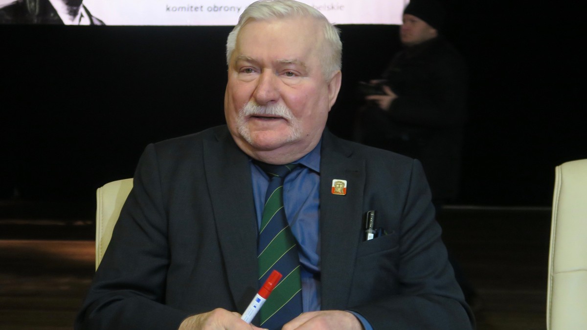 Ależ proszę uprzejmie. Zapraszam. Nic nie mam, żadnego papieru, którego mogliby się przyczepić - tak komentuje b. prezydent Lech Wałęsa informację, że ABW będzie chciała sprawdzić dokumenty, które niedawno opublikował w internecie. Wyczyściłem wszystko - dodał.