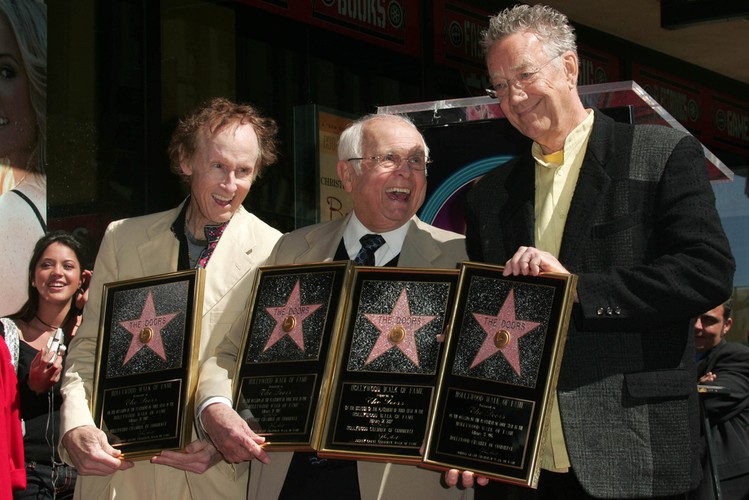 Robby Krieger, Johnny Grant i Ray Manzarek podczas odsłonięcia gwiazdy The Doors na Hollywood Walk of Fame w 2007 roku