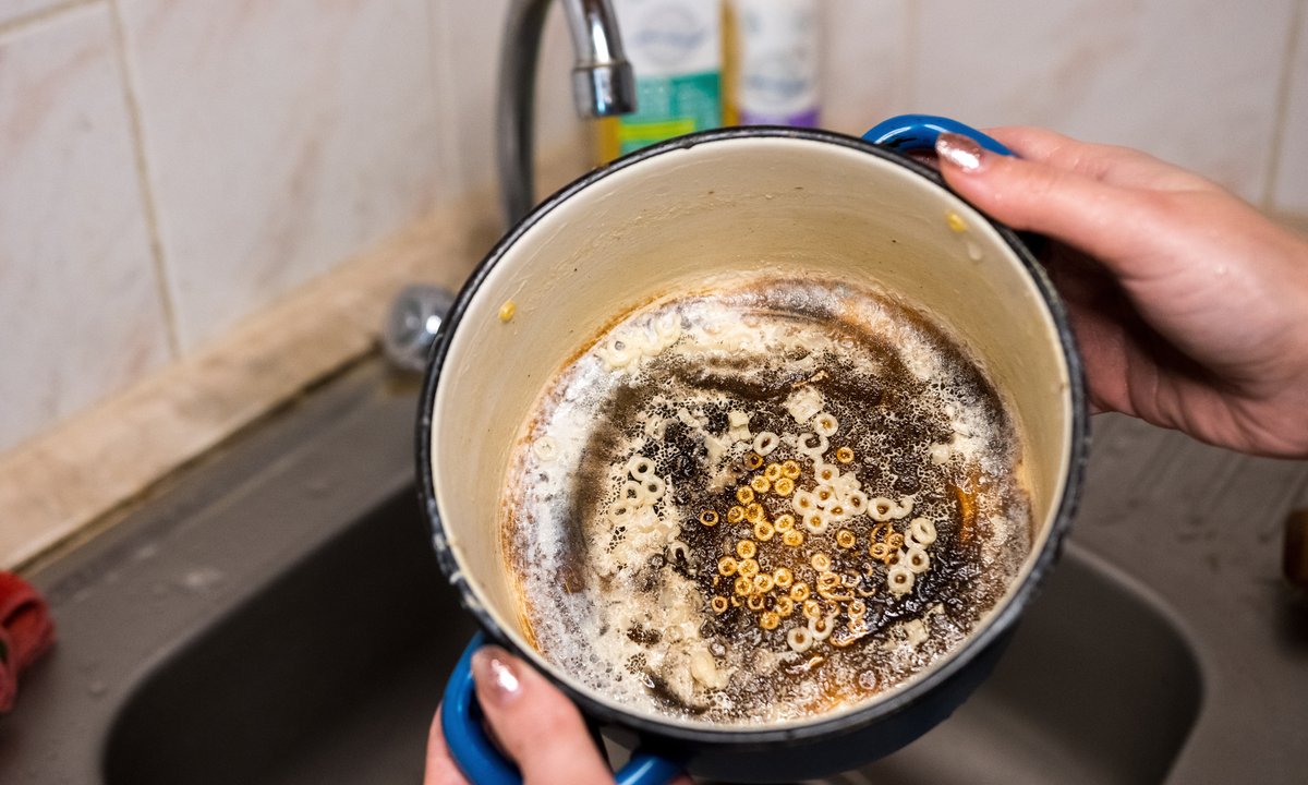 Jak wyczyścić przypalony garnek? Prosty patent bez octu i sody