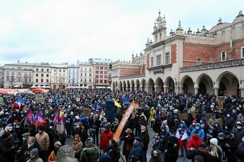 Manifestacja przeciw lex TVN w Krakowie