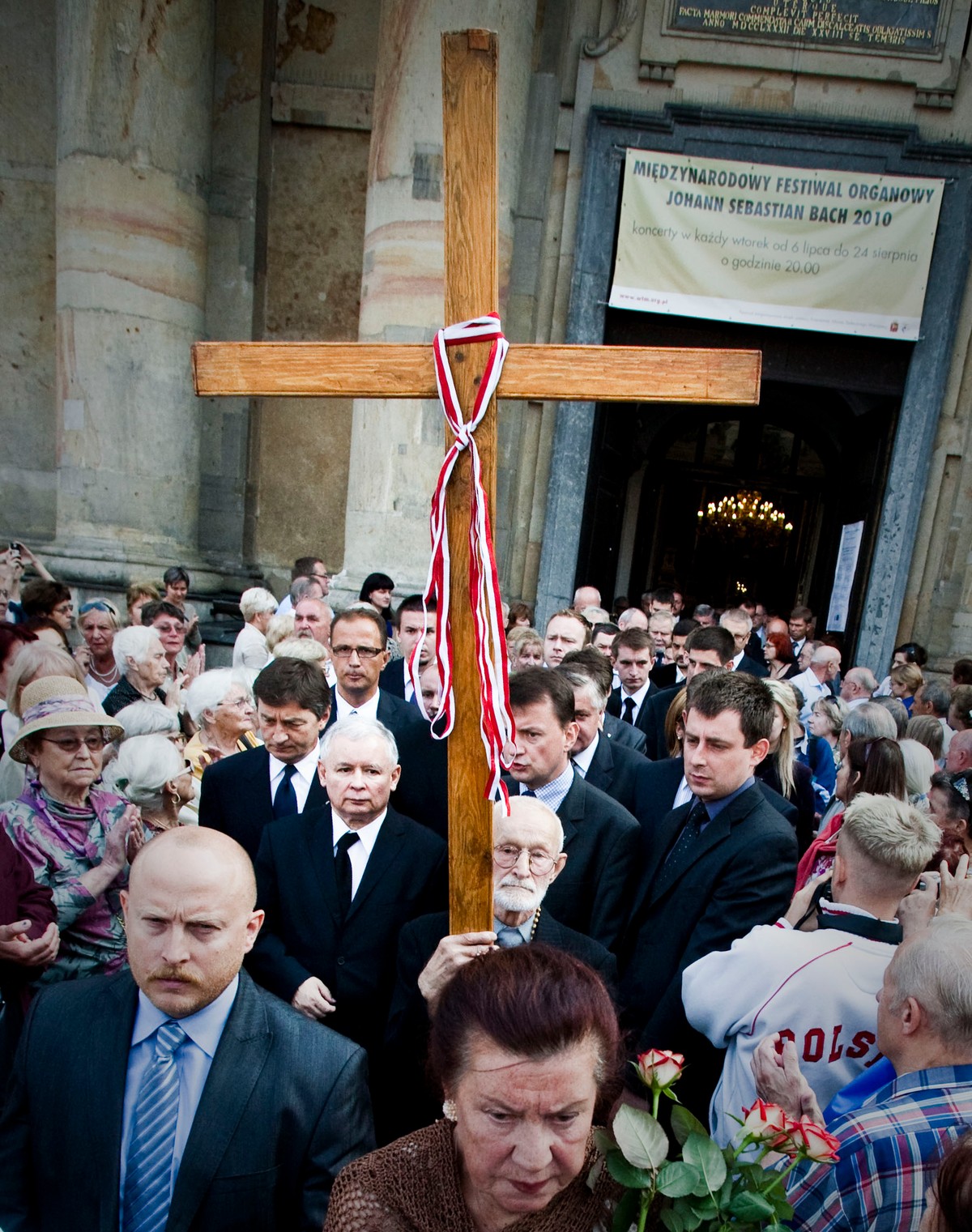 10.08.2010. Warszawa. Jarosław Kaczyński złożył kwiaty i modlił się pod krzyżem przed Pałacem Prezydenckim w 4 miesiące po katastrofie smoleńskiej. Fot. Marcin Kalinski/ Newspix.pl