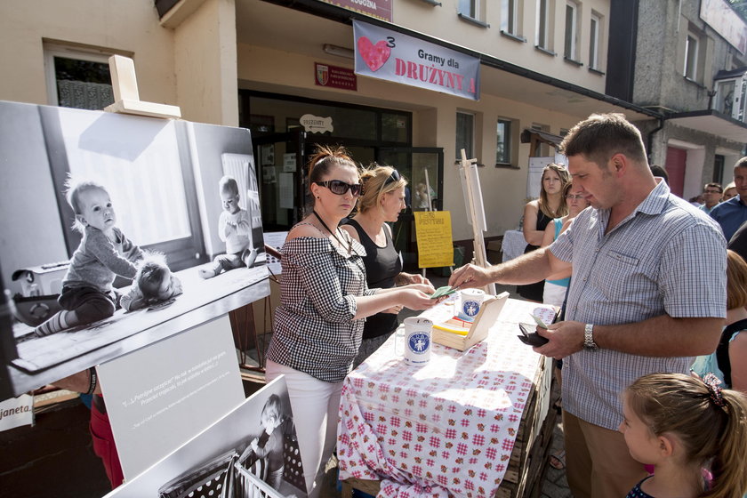 Żory. Mieszkańcy Rogoźnej zorganizowali piknik i zbiórkę pieniędzy dla trojaczków