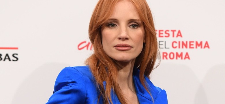 Brzuch nie dał rady - stylista wybitnie skrzywdził piękną Jessicę Chastain. FOTO