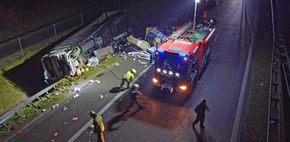 Ciężarówka uderzyła w busa na S3. Jedna osoba w ciężkim stanie