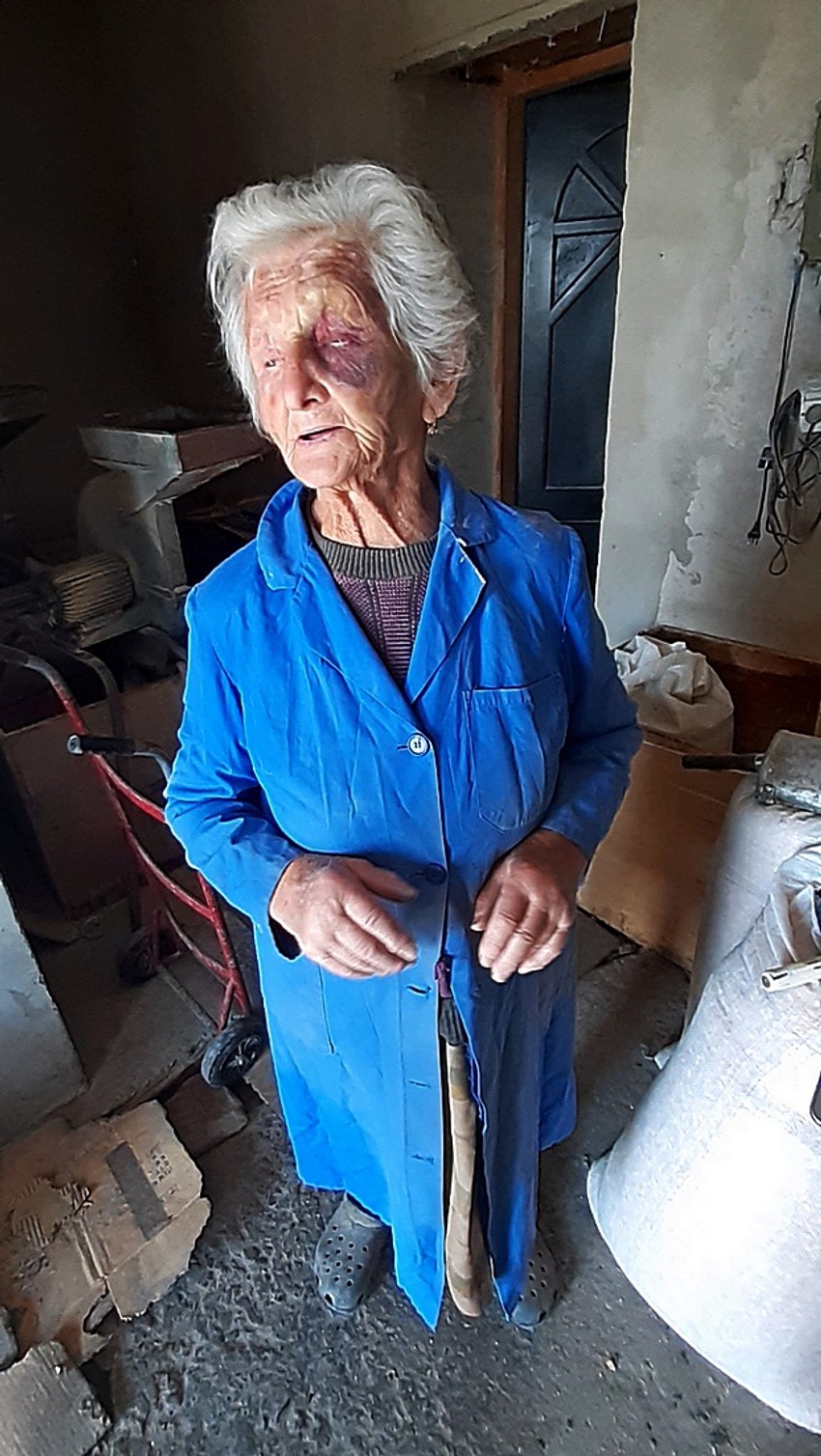 Nisu joj verovali da nema više novca, preturili su ceo stan, staricu tukli i pretili joj, a onda otišli sa 3.000 dinara