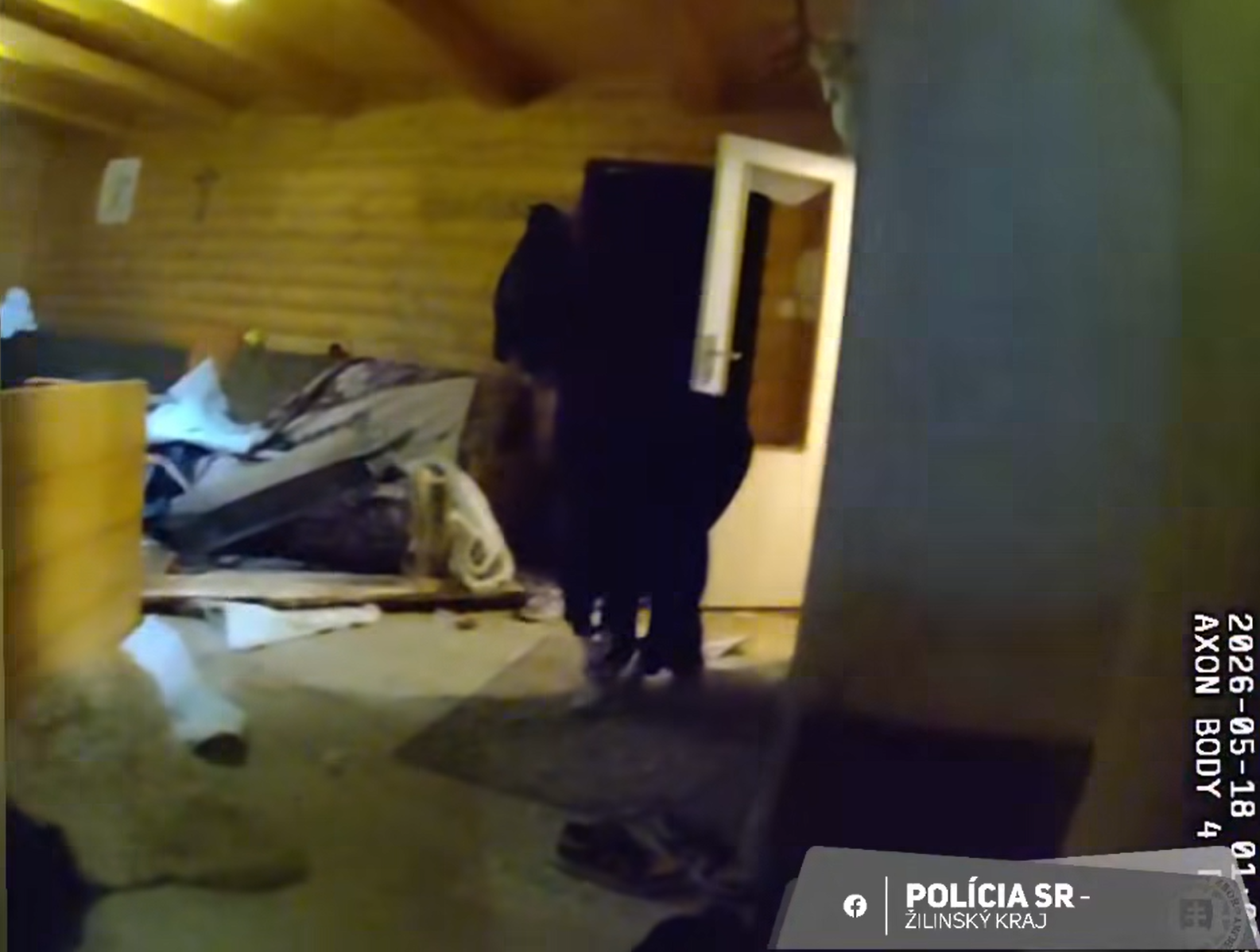 Mladý muž sa mal v Chlebniciach vyhrážať sekerou.