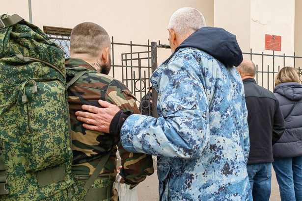 Mieszkańcy Moskwy przed biurem mobilizacyjnym