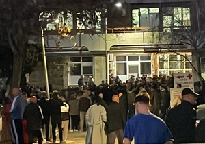 "Blic" ispred bolnice u Kočanima