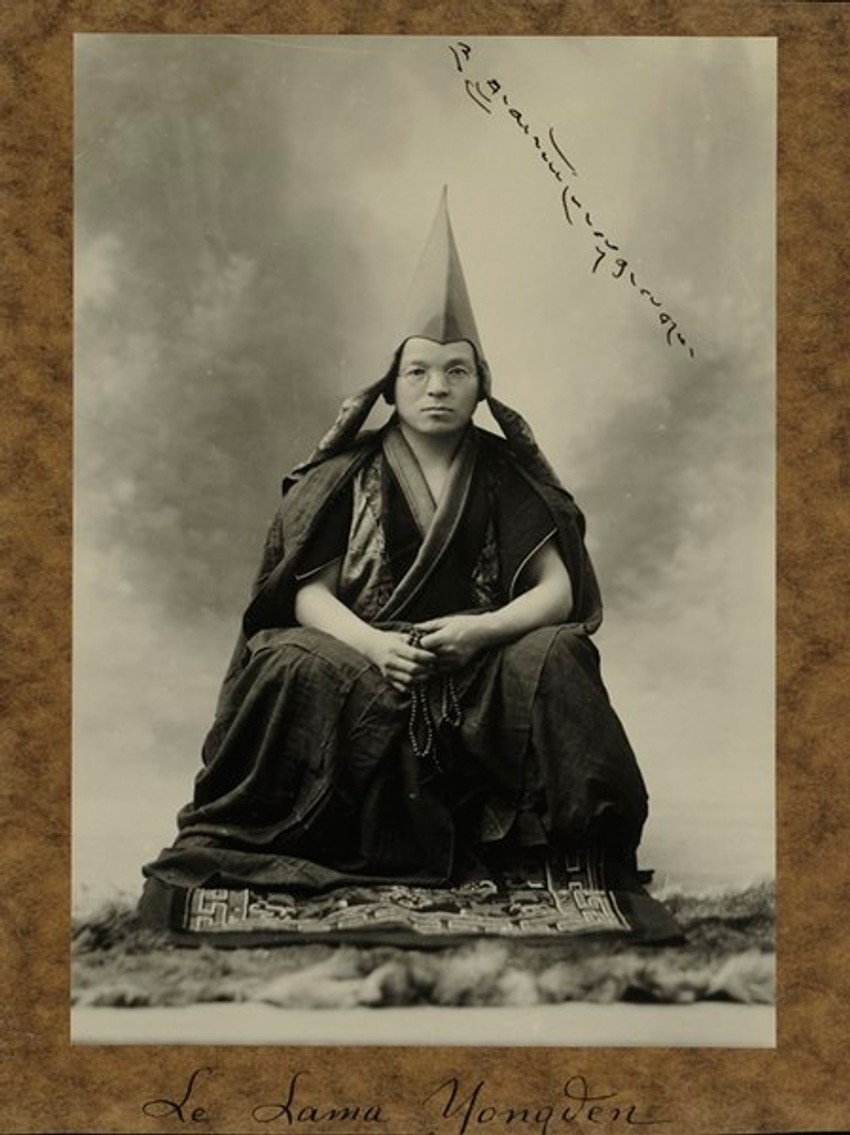 Lama Jongden pratio je Aleksandru na putovanjima, a usvojila ga je 1929.