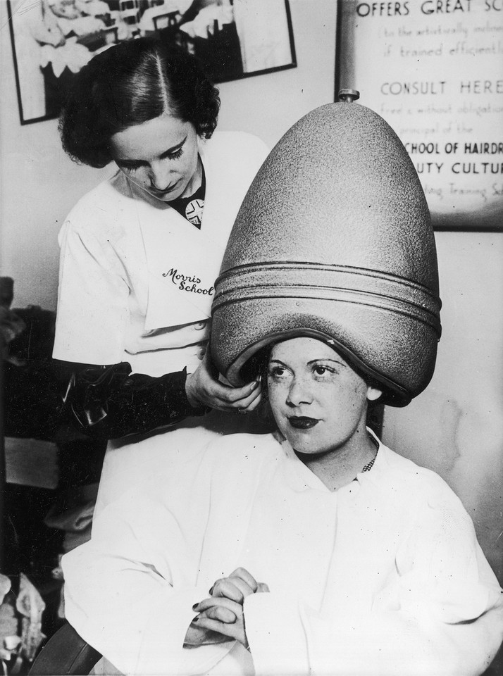 Pochodzące z 1935 roku zdjęcie przedstawia nowy model profesjonalnej suszarki fryzjerskiej