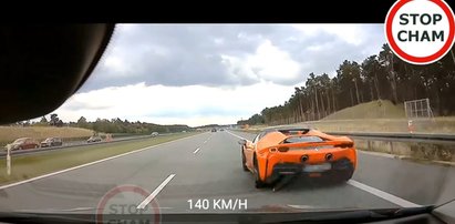 Szaleńczy rajd kierowców ferrari na A1. Wyprzedzali pasem awaryjnym, spychali auta. O włos od tragedii [FILM]