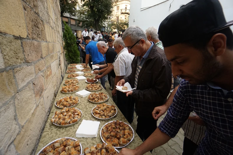 Bajramska sofra ispred Bajrakli džamije u Beogradu