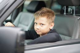 Dzieci za kierownicą dużych aut. Odważny pomysł Komisji Europejskiej