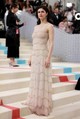 Alexandra Daddario Met-gálán viselt Dior meztelenruhája a tökéletes példa rá, hogy egy finoman áttetsző darab kifejezetten visszafogott hatást is kelthet. (2023)
