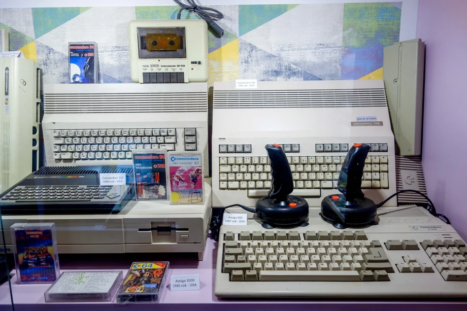 Komputery marki Commodore, m.in. modele 64, 116, 128, oraz AMIGA 500. Muzeum Zabawek, Kudowa Zdrój, 6.08.2020