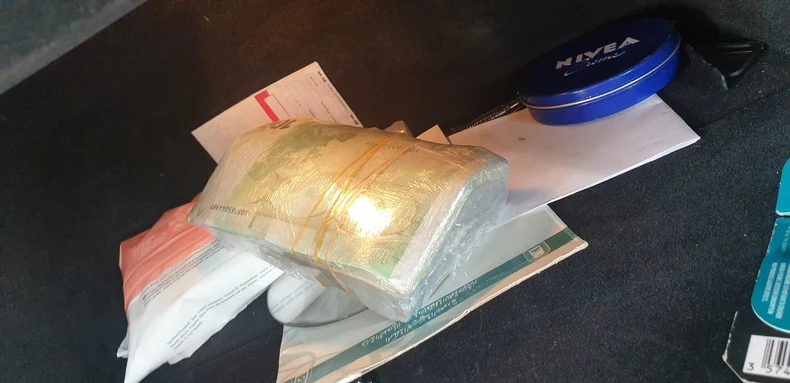 Novac u kaseti ispred suvozačkog mesta